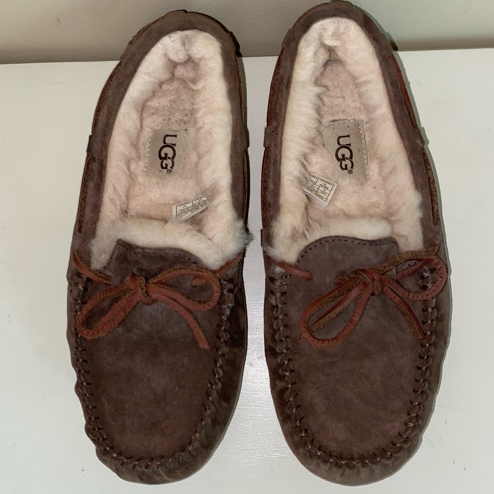 UGG Womenโs Dakota Slippers/Moccasins - Picture 5 of 6